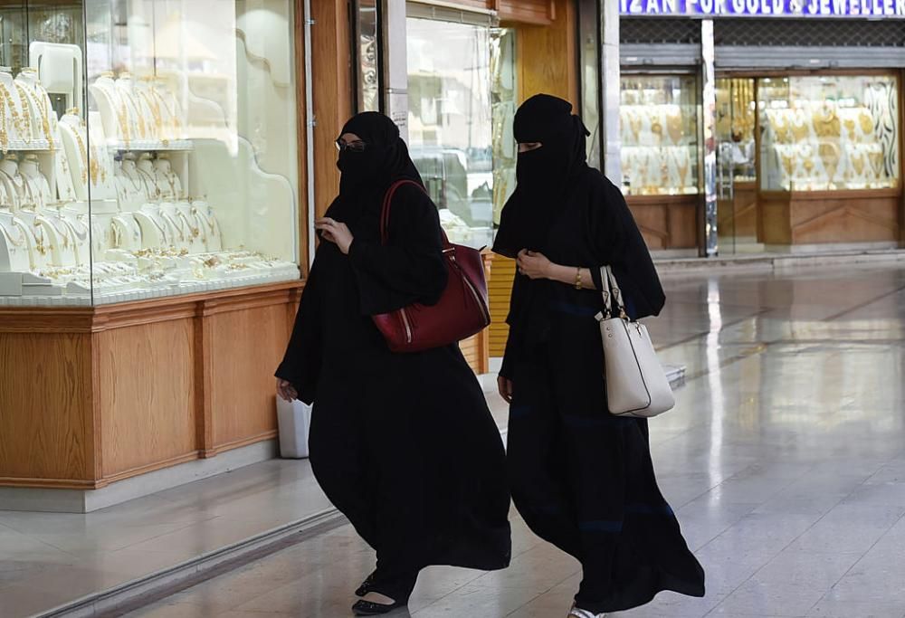 Svolta in Arabia Saudita: per le donne non è più obbligatorio l’abito nero coprente