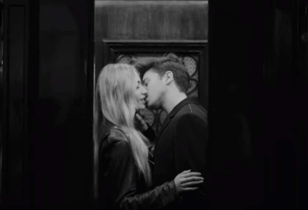 Allerta romanticismo per il nuovo video di Riki