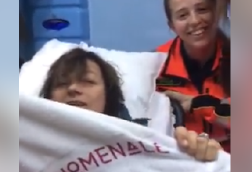 Gianna Nannini cade dal palco durante lo show di Genova: “Ho un grosso problema al ginocchio”