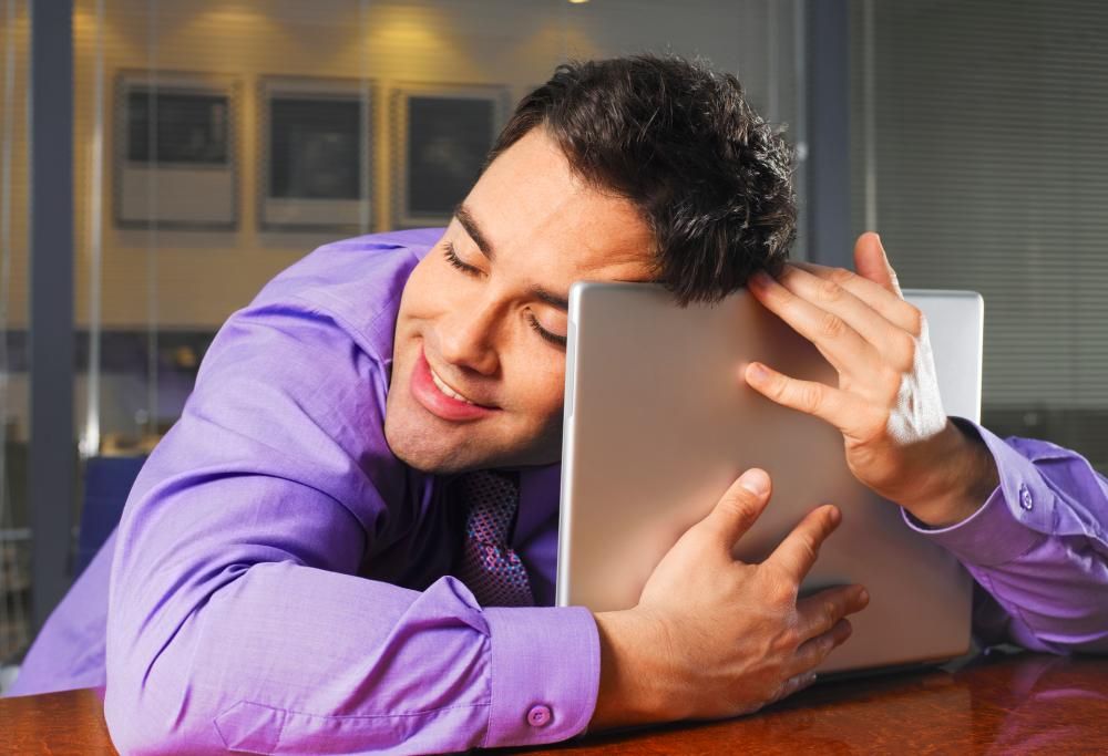 Addio al corteggiamento: ormai anche il primo approccio degli over 40 avviene online