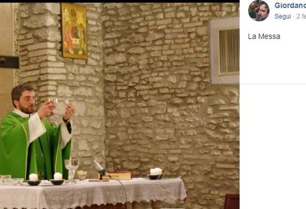 «Niente Prima Comunione se il regalo è lo smartphone». Lo dichiara il parroco di Novellara