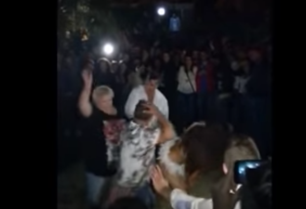 Il marito si scatena con la ballerina, ma arriva la moglie e…