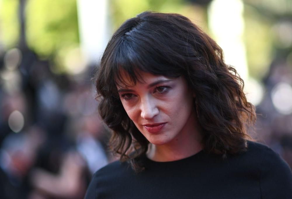 Asia Agento contro Barbara D’Urso: “In onda foto di mia figlia minorenne”