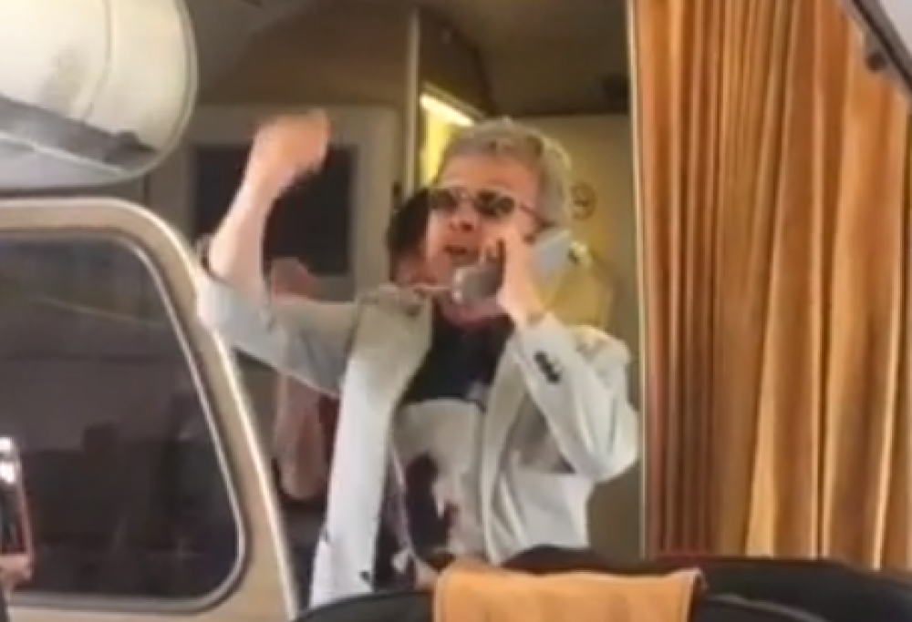 Tensione a bordo dell’aereo: Pupo calma tutti cantando “Su di noi”