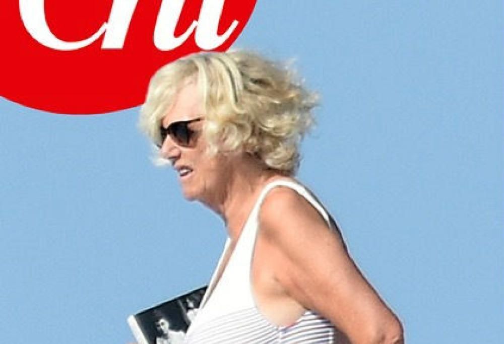 Camilla in vacanza senza Carlo ma in compagnia di letture “proibite”
