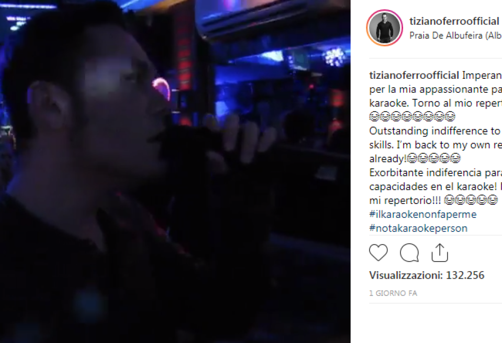 Tiziano Ferro si esibisce in un karaoke bar ma viene ignorato: “Torno al mio repertorio, meglio”