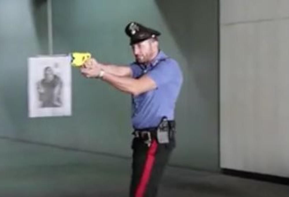 Parte la sperimentazione del Taser in 12 città italiane. Ecco come funziona