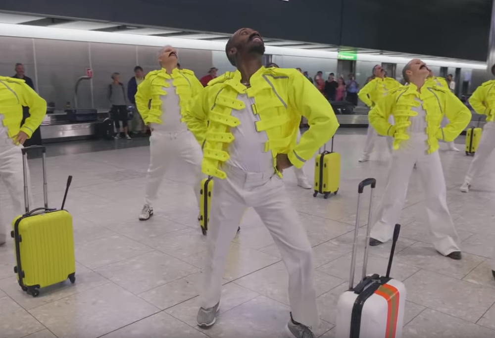 Il bellissimo omaggio dell’aeroporto di Heathrow a Freddie Mercury