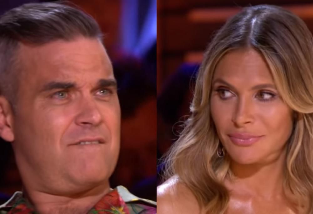 Robbie Williams guarda intensamente una cantante, la moglie lo fulmina con lo sguardo