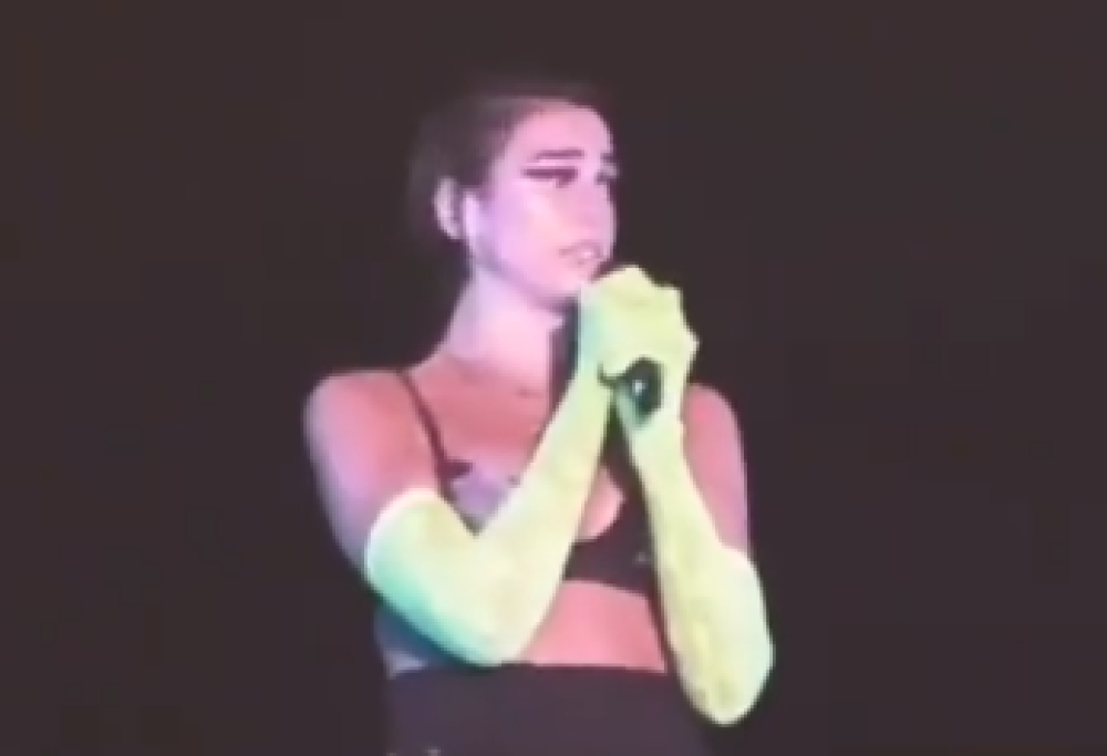 Espongono bandiere pro-gay al concerto, la sicurezza li porta via: Dua Lipa in lacrime a Shanghai