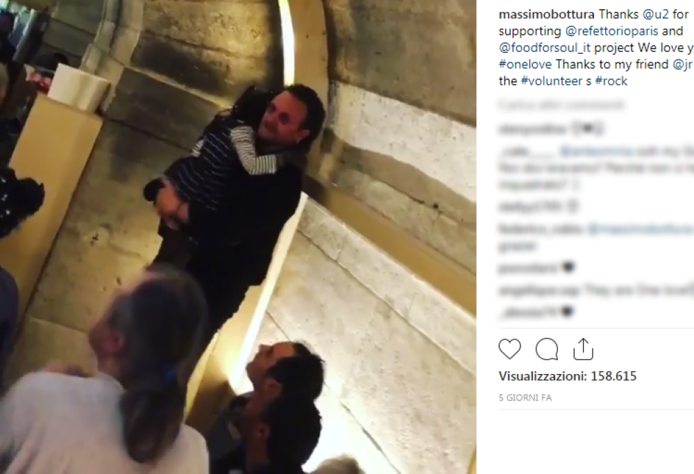 Bono fa addormentare una bimba cantandole “One”: il video