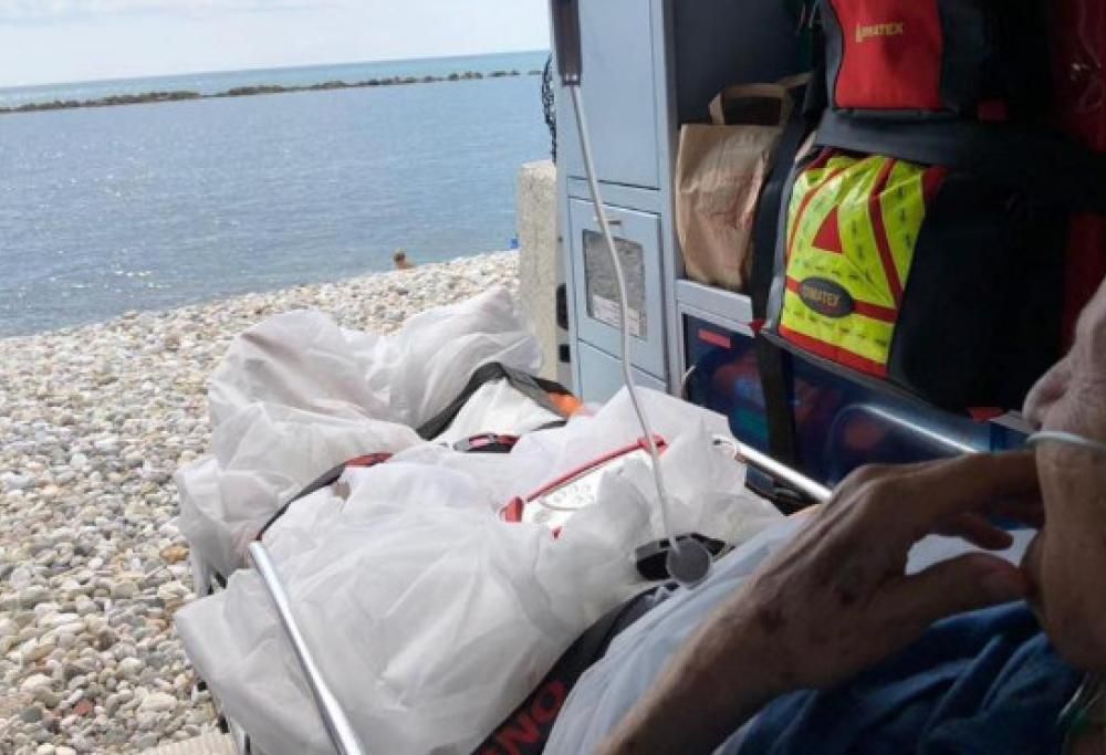 L’ultimo desiderio: “Vorrei vedere il mare” e l’ambulanza si ferma sulla spiaggia