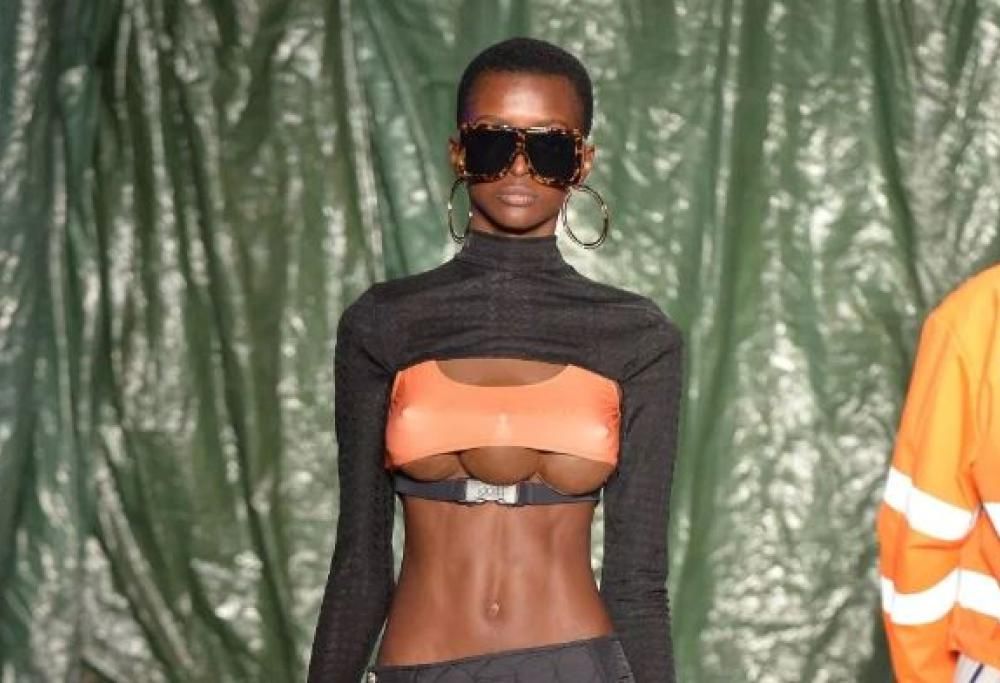 Modelle con triplo seno alla Milano Fashion Week