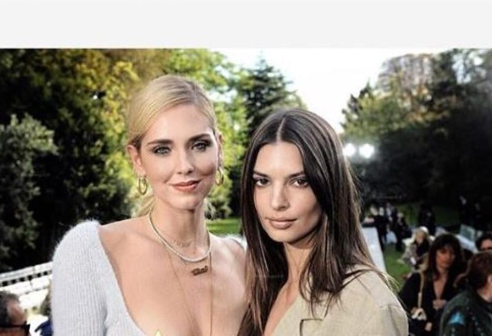 Chiara Ferragni, capezzolo in vista nella foto con Emily Ratajkowski