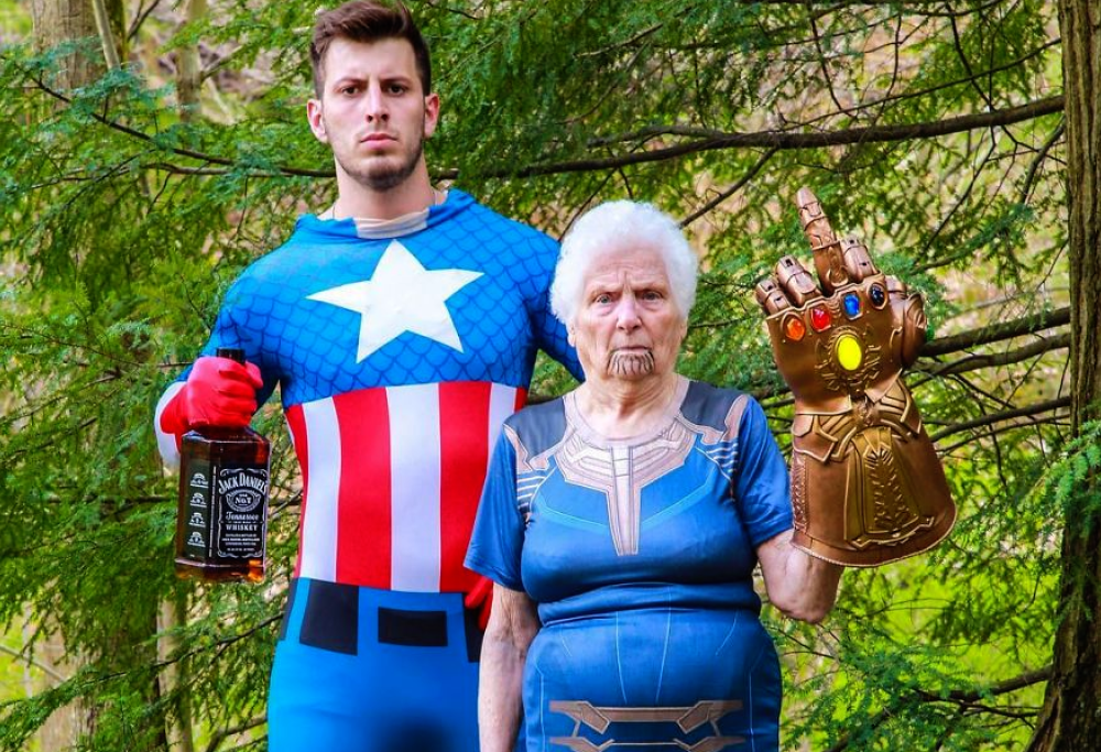 Questa nonnina di 93 anni e suo nipote si divertono a travestirsi in maniera assurda