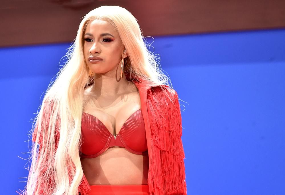Cardi B arrestata per rissa dopo una lite in uno strip club