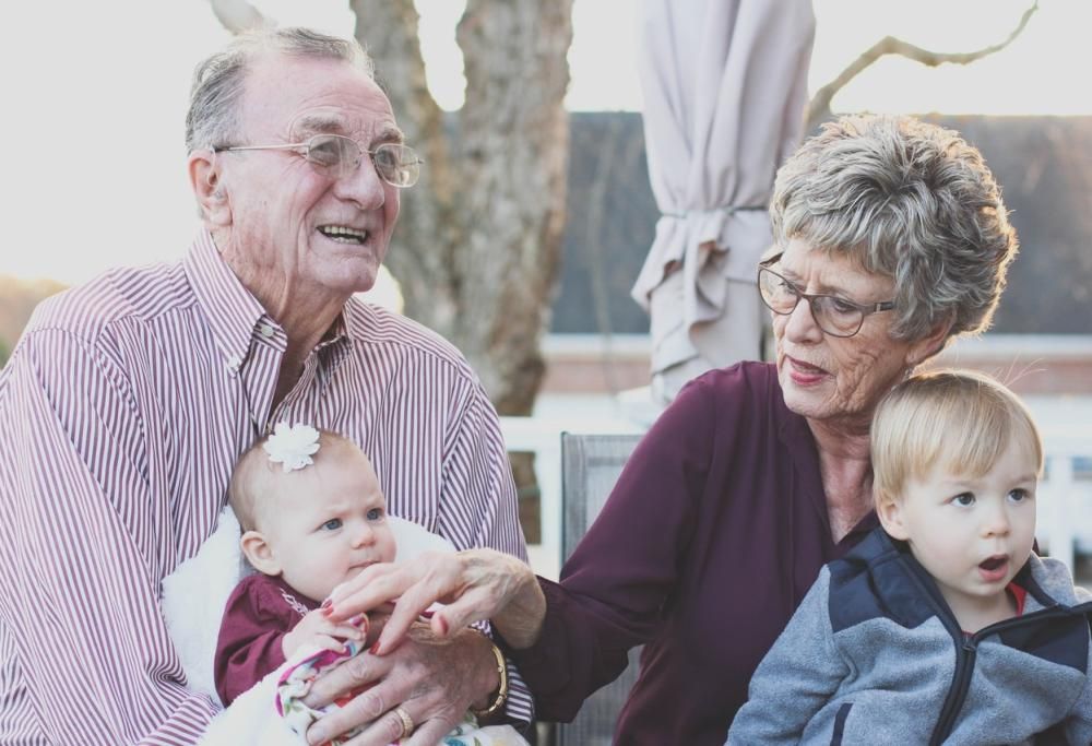 Quanto dovrebbero guadagnare i nonni? Ecco lo stipendio giusto