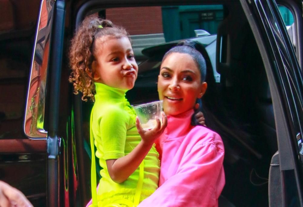 La figlia di Kim Kardashian a 5 anni sfoggia una borsa da 2.500 euro
