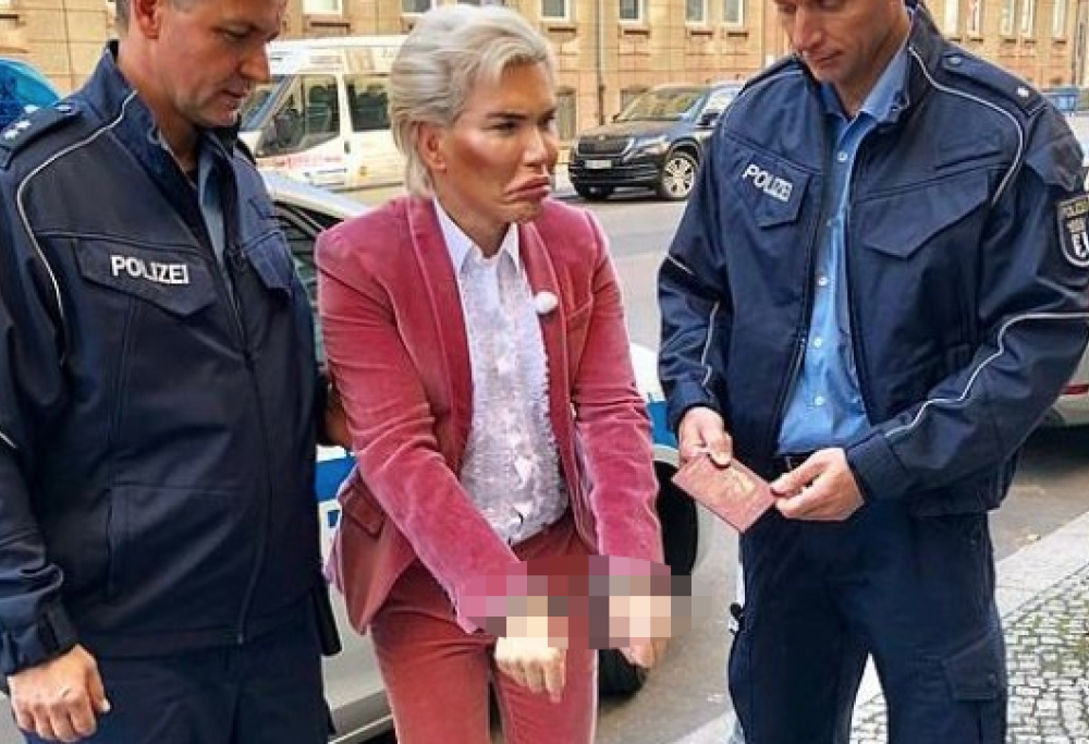 Arrestato il Ken umano: la sua foto del passaporto non assomiglia a come è attualmente