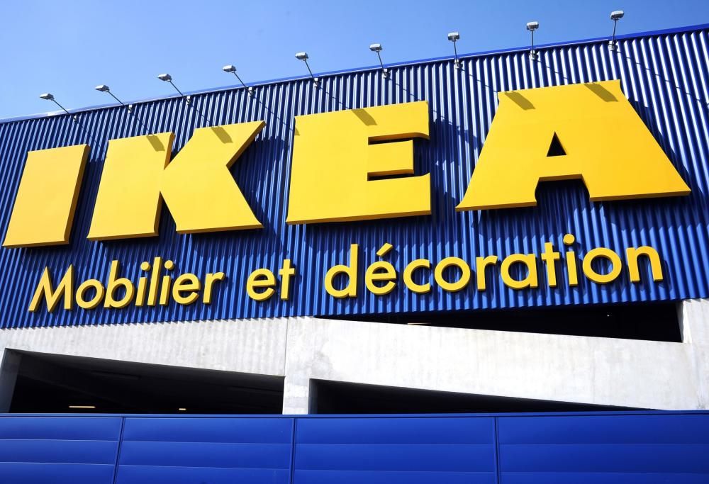 Lite fra clienti all’Ikea: volano piatti, 11enne ferita