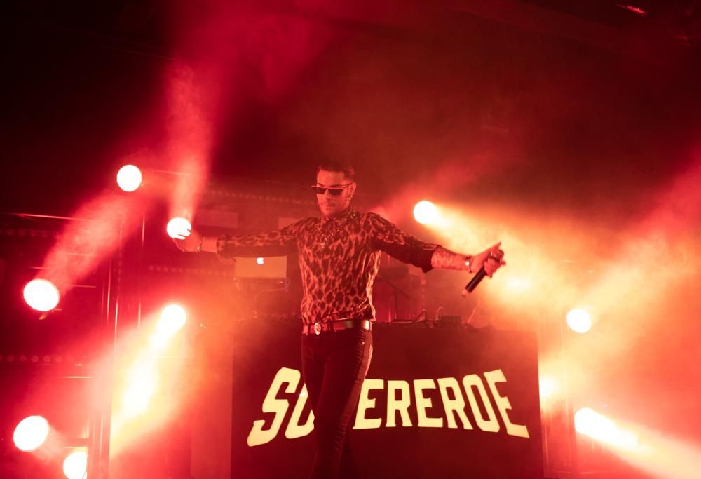 Emis Killa “Supereroe” sul palco: le foto del concerto al Teatro Principe di Milano