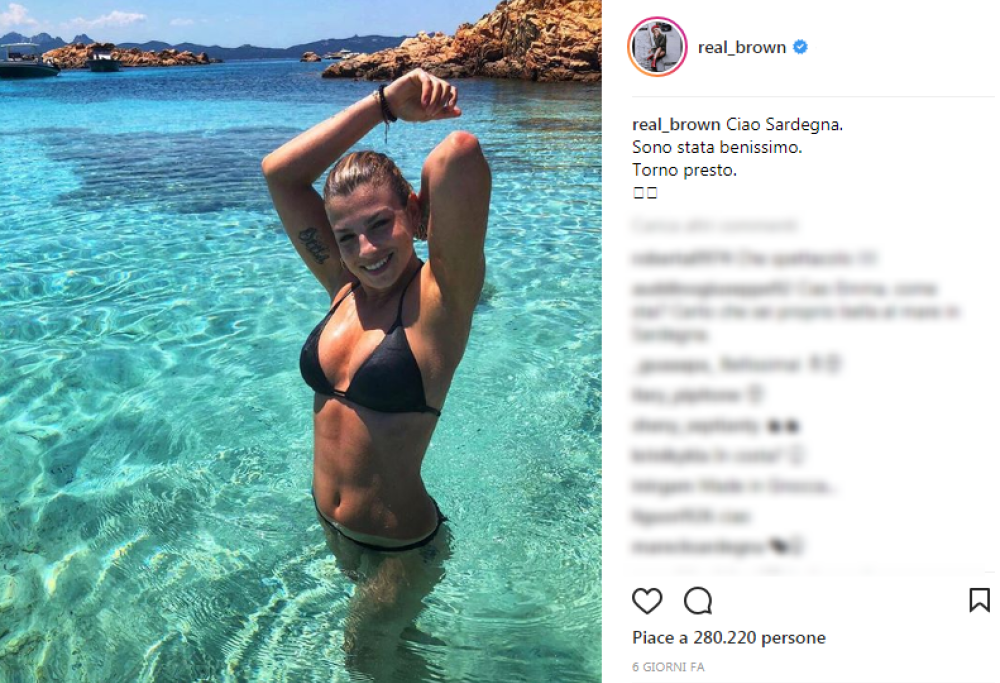 Emma Marrone splendida e sexy in Sardegna