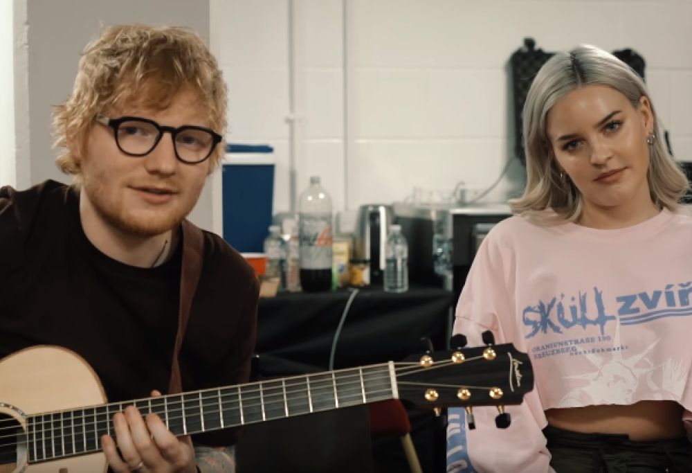 Ed Sheeran e Anne-Marie cantano insieme “2002”. Guarda il video