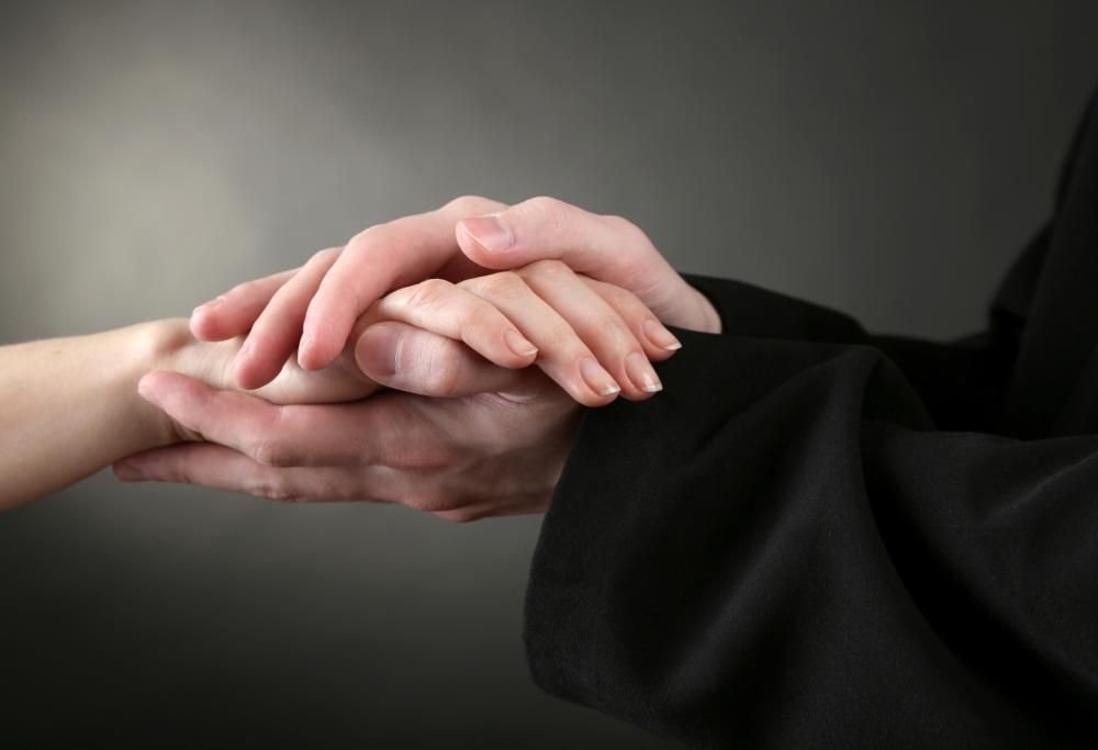 Trova l’ex moglie con il prete e lo manda in ospedale. Succede a Cremona