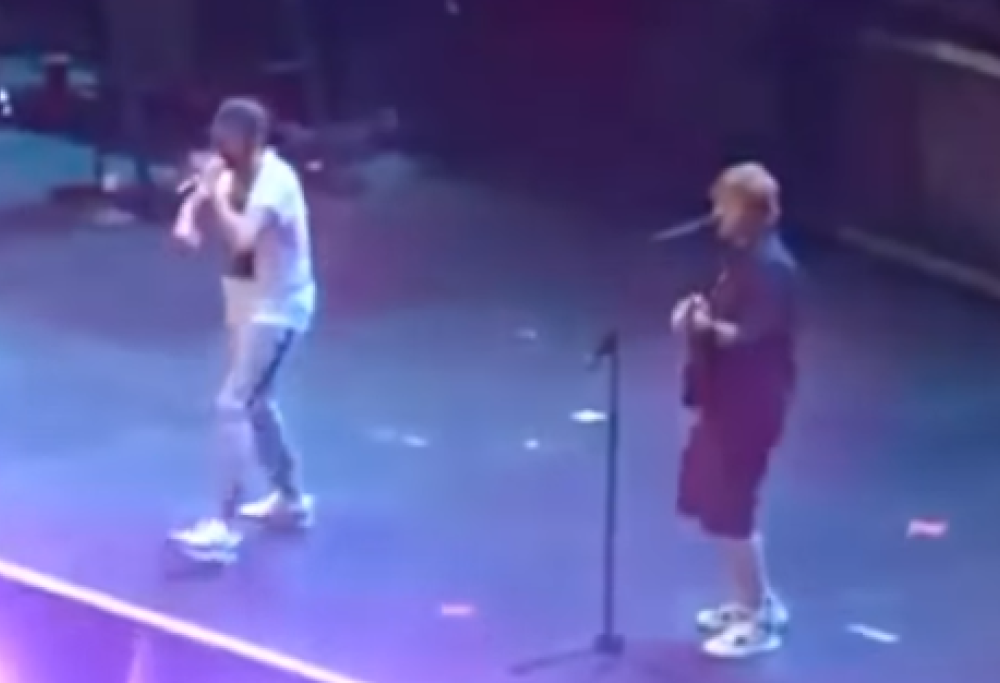 Ed Sheeran sul palco di Eminem durante il concerto di Londra: i video
