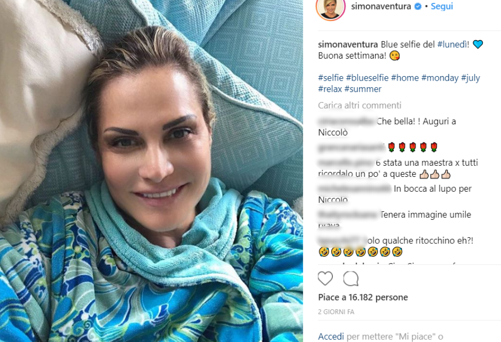 Simona Ventura criticata per un selfie: “Sembri di plastica”