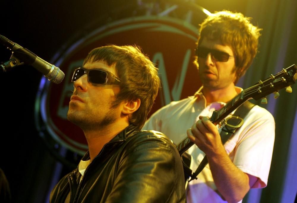 Oasis, nuovo appello di Liam al fratello Noel: “Rimettiamo insieme la band, pago io da bere”