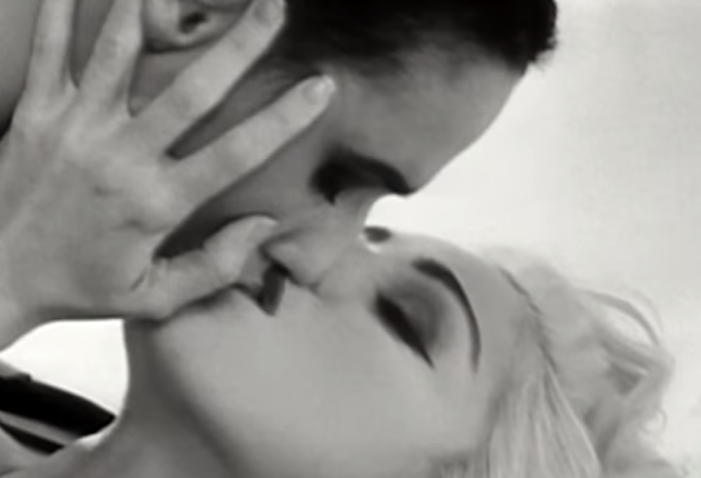 Madonna, la modella del video “Justify My Love” confessa: “Era ossessionata da me”