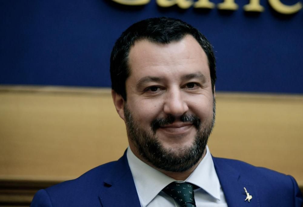 Salvini: proposta di legge per rendere obbligatorio il crocifisso in tutti i luoghi pubblichi