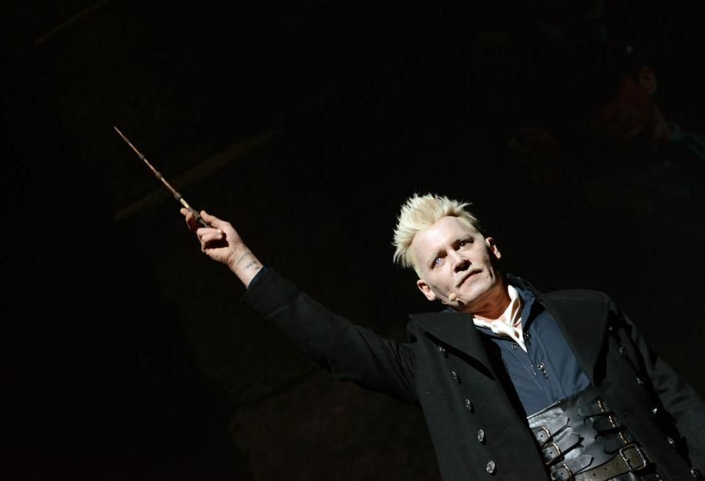 Nuovo look per Johnny Depp: lenti a contatto colorate e capelli biondo platino