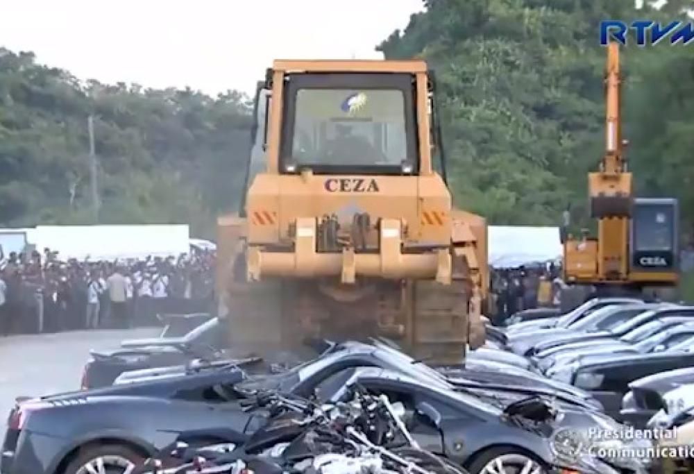 Filippine: Porsche, Lamborghini e altri veicoli di lusso schiacciati dai bulldozer. Il video