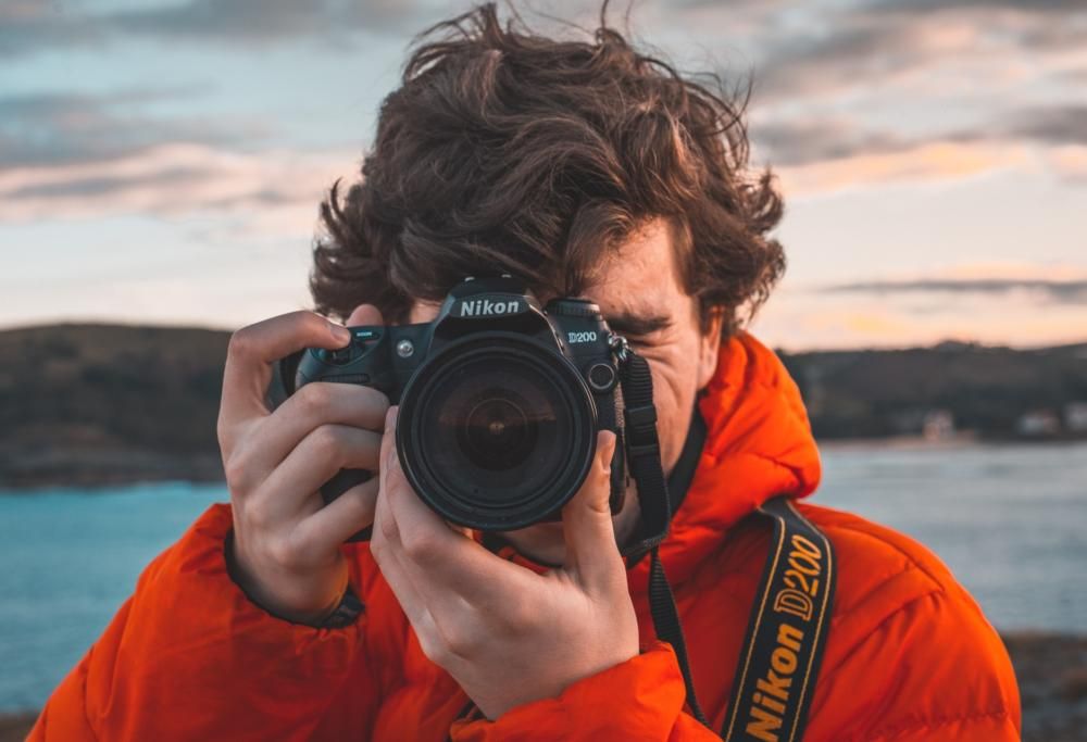 Stipendio da 89mila euro all’anno per fotografare una famiglia in giro per il mondo