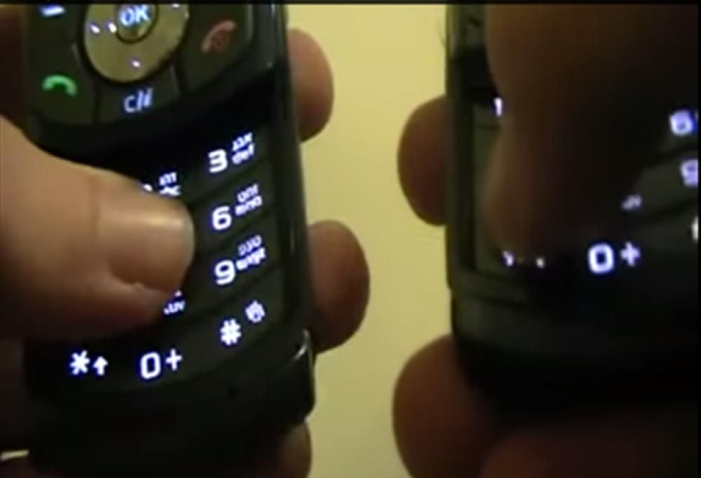 Ragazzo suona “I’m Yours” con due vecchi Cellulari