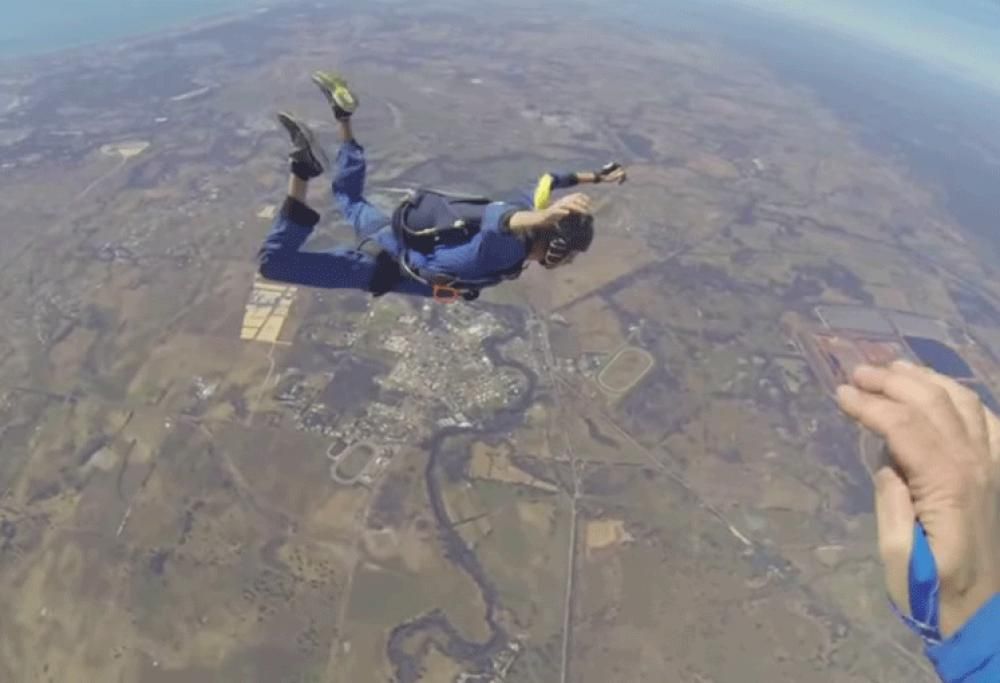 Ragazzo perde i sensi dopo il lancio col paracadute ma l’Istruttore lo salva!