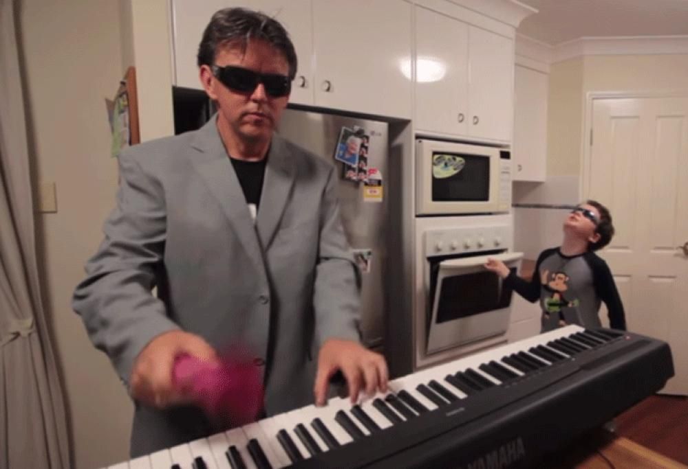 I LOVE INTERNET: Cosa fanno Padre e Figlio mentre la Madre non è a casa? Suonano in cucina!