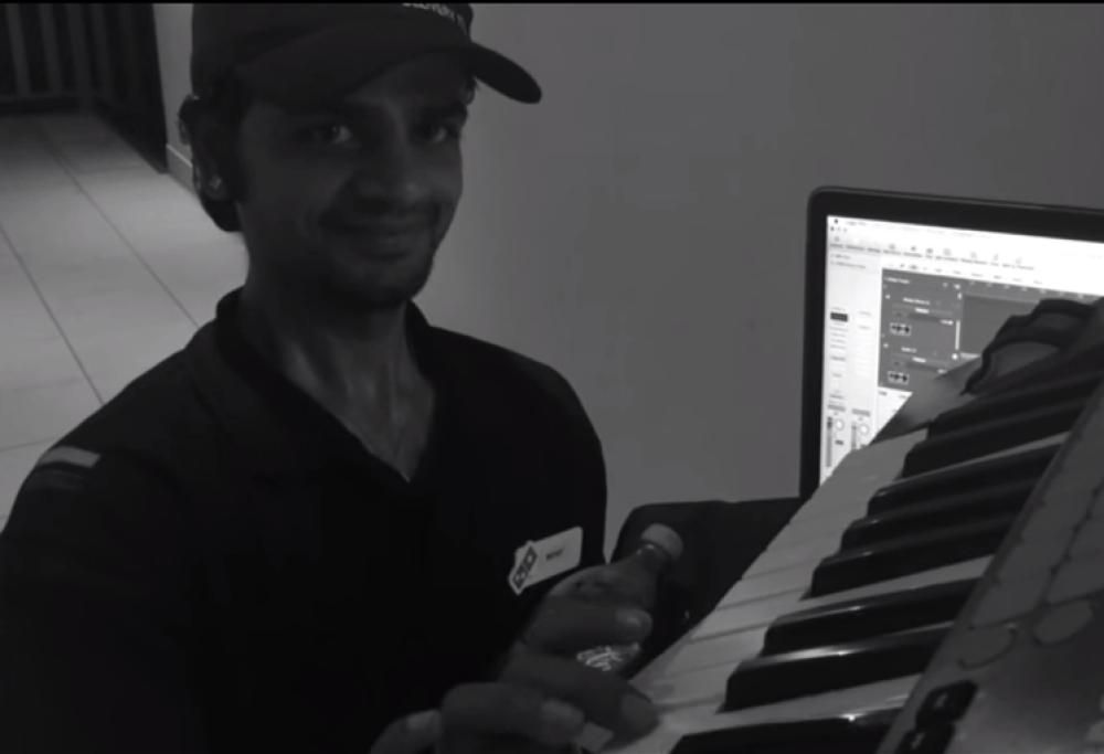 Ragazzo della Pizza si trasforma in un pezzo Remixato!