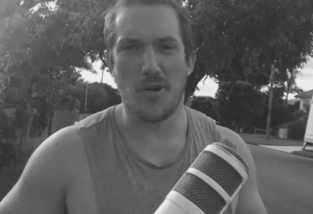 Gente a caso per la strada vengono registrati e si trasformano in un pezzo Remixato!