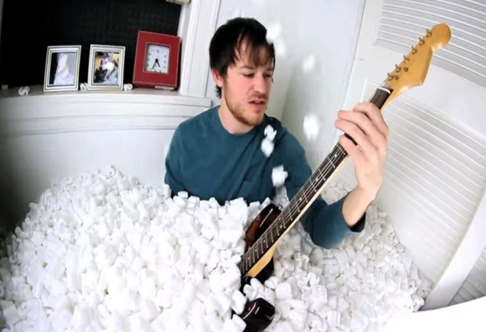 Enter Sandman dei Metallica suonata in Reverse? Rob Scallon può!