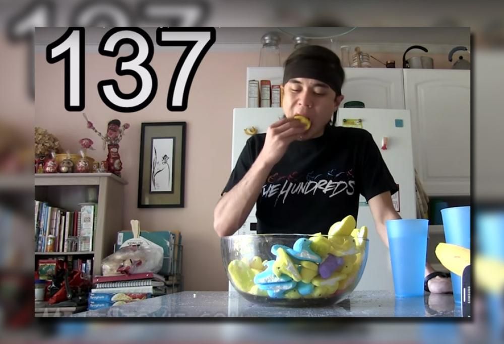 RAGAZZO MANGIA 200 MARSHMALLOW PER IL GUINNESS!