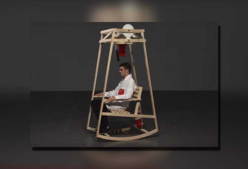 LA SEDIA A DONDOLO CHE TI CREA CAPPELLI DI LANA! (MA PERCHE’?)