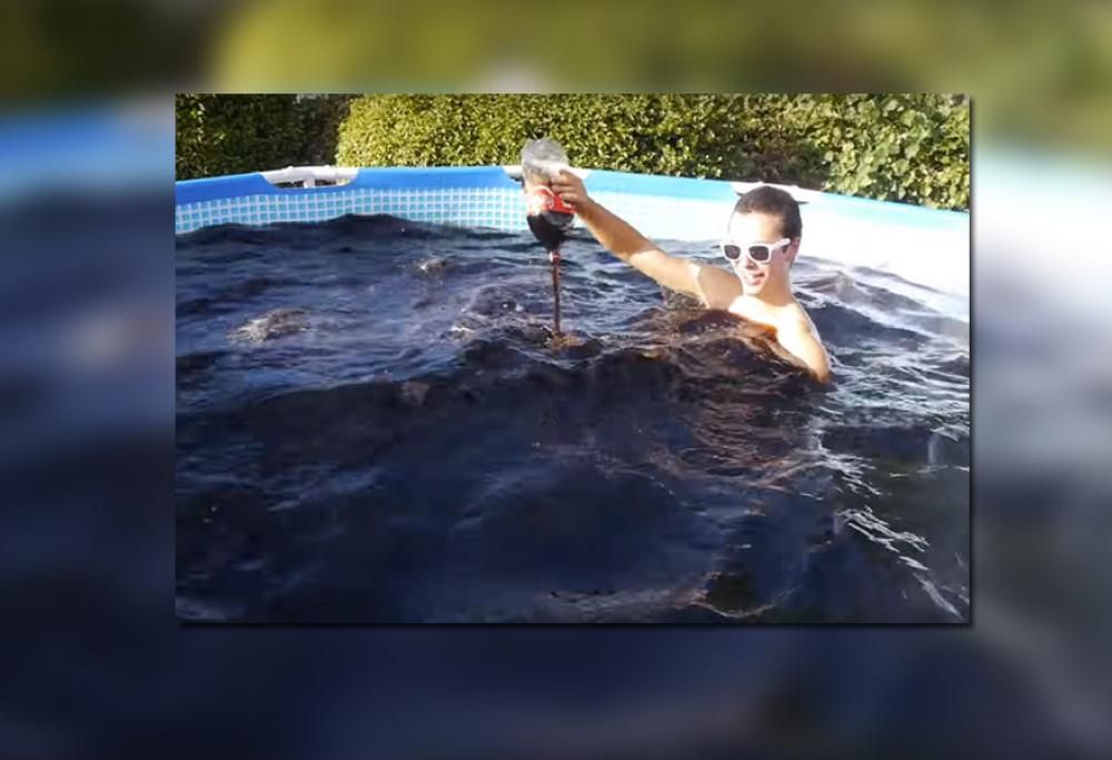 RAGAZZO SI FA IL BAGNO IN UNA PISCINA RIPIENA DI COCA COLA E MENTOS! (VIDEO IGNORANTE)