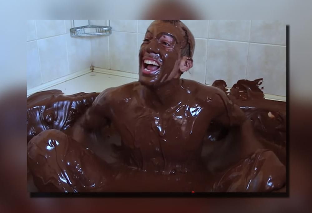 RAGAZZO SI FA IL BAGNO IN UNA VASCA DI 720Kg DI NUTELLA!