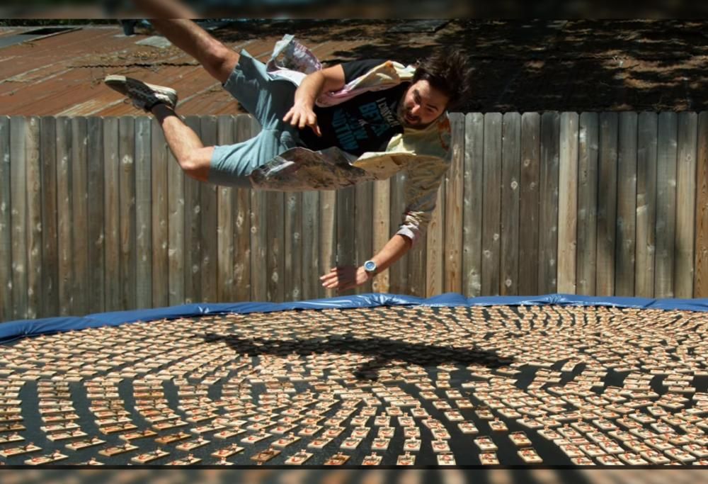 RAGAZZO SALTA SOPRA 1000 TRAPPOLE PER TOPI!
