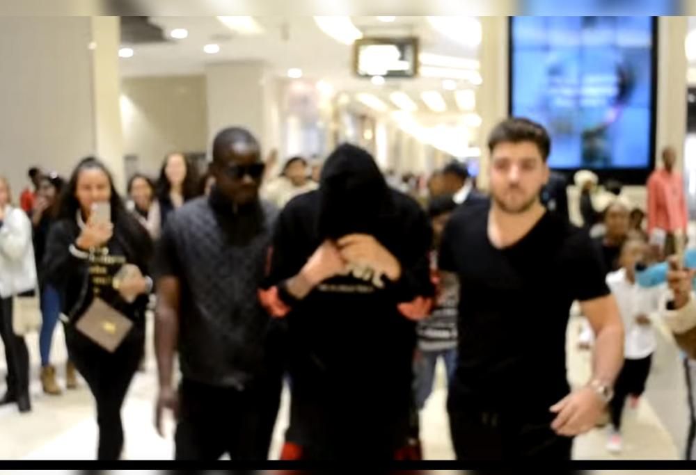 SOSIA DI JUSTIN BIEBER MANDA NEL PANICO UN INTERO CENTRO COMMERCIALE! (VIDEO)