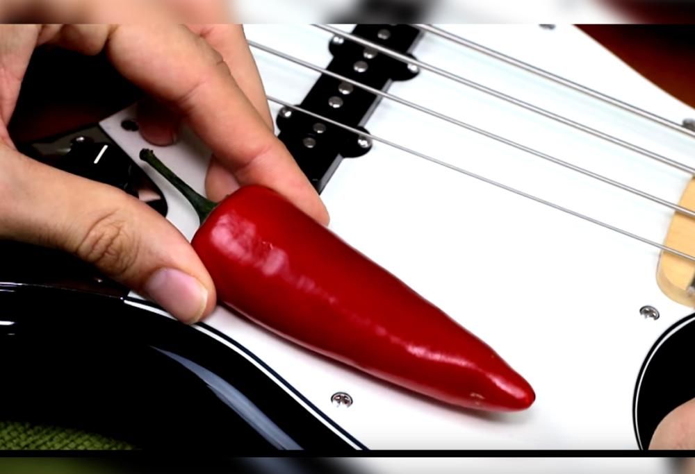 RED HOT CHILI PEPPERS SUONATI CON UN “RED HOT CHILI PEPPERS”