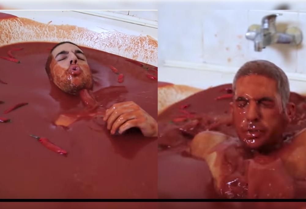 RAGAZZO SI BUTTA IN UNA VASCA PIENA DI SALSA PICCANTE